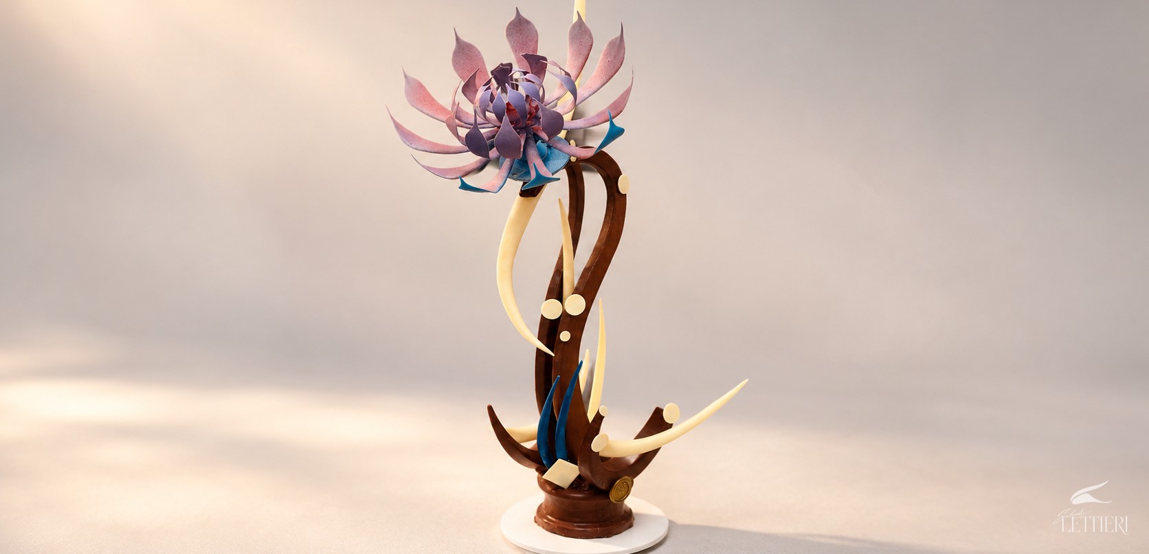 Escultura artística em chocolate com flor