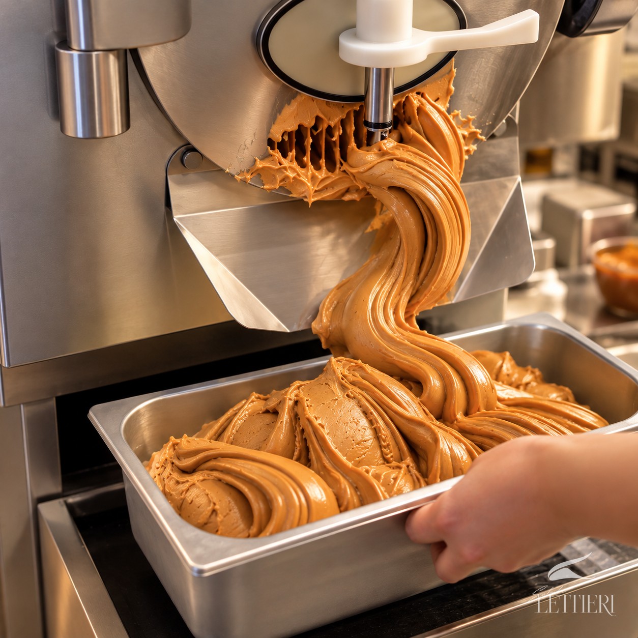 Gelato de doce de leite saindo da produtora