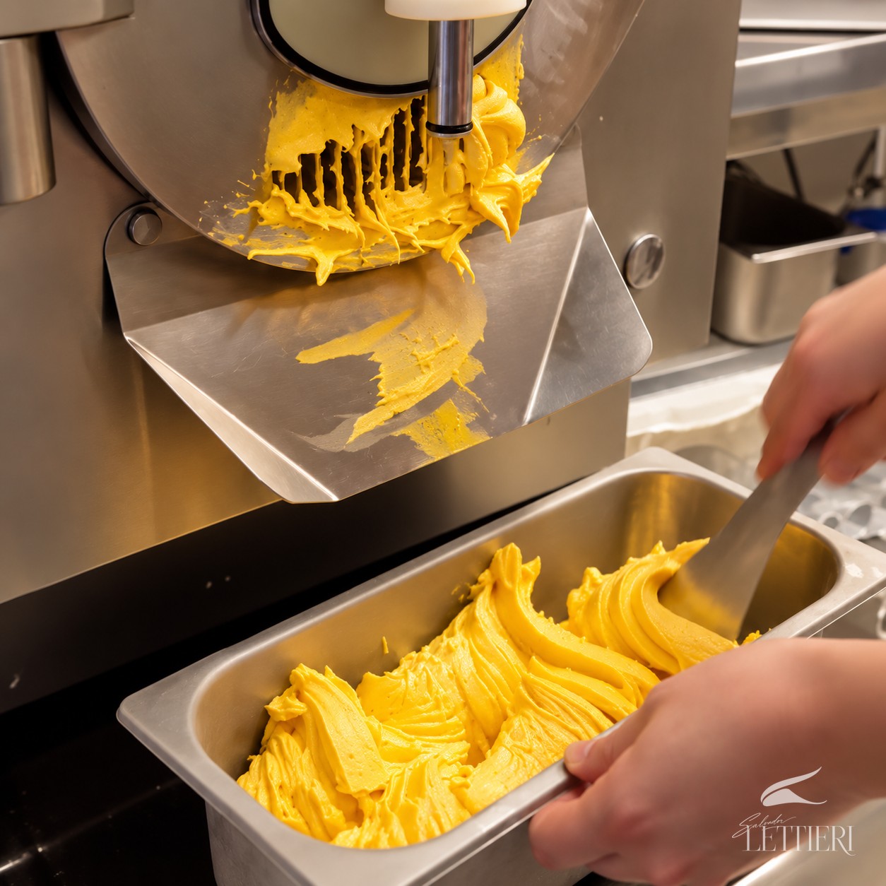 Gelato de manga e maracujá saindo da produtora
