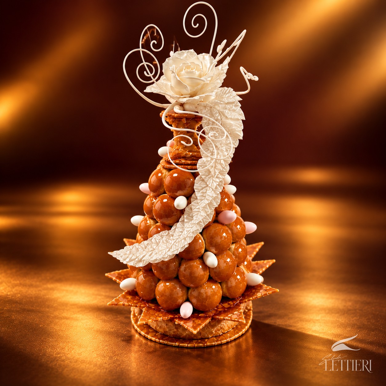 Pièce montée de mariage, croquembouche com rosa de açúcar